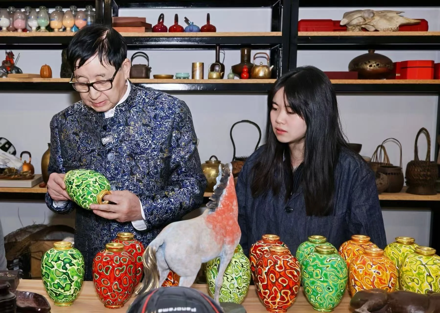 钱海伦与朱炳仁在水果派对作品工作现场
